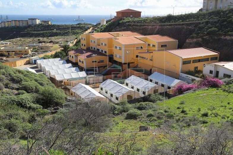 Campamento que gestiona la Fundación Cruz Blanca para el Ministerio de Migraciones en el antiguo colegio León del barrio de El Lasso (Foto EFE / Elvira Urquijo A.)
